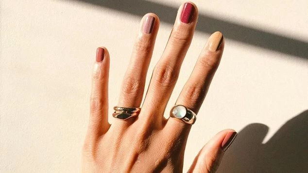 Tonal Toffee Manicure | Πως να αναβαθμίσεις τις nude αποχρώσεις στα νύχια με το νέο trend