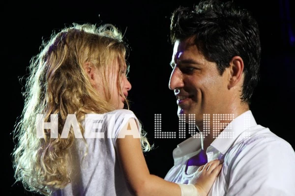 Ο Σάκης Ρουβάς με την κόρη του, Αναστασία, στη σκηνή - εικόνα 4