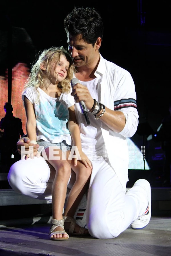 Ο Σάκης Ρουβάς με την κόρη του, Αναστασία, στη σκηνή - εικόνα 3