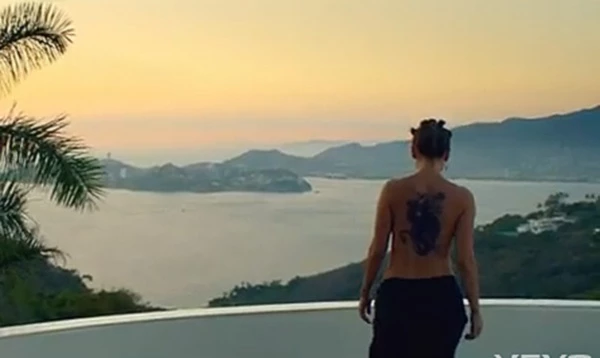 Τα σέξι τατουάζ της Jennifer Lopez