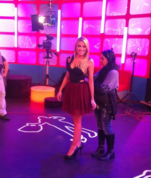 Τι φόρεσε η Έλενα Παπαβασιλείου στην εκπομπή “Όλα”;