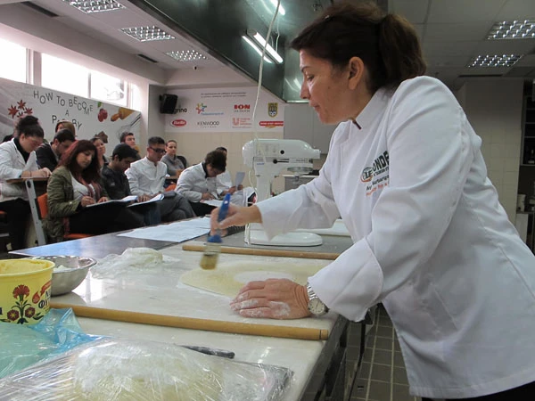Η Αργυρώ Μπαρμπαρίγου "ανοίγει φύλλο" στη σχολή Le Monde