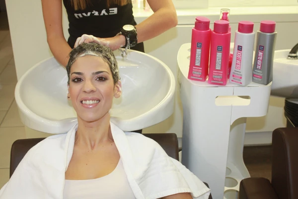 Jean Iver “Change your Hair Look”:  Βήμα βήμα η μεταμόρφωση των τυχερών του διαγωνισμού με τη Miss Bloom.  - εικόνα 3