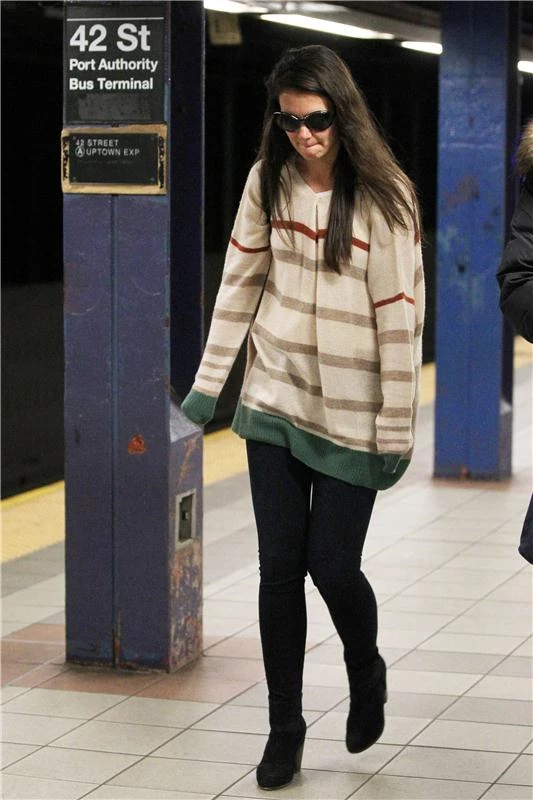 H Katie Holmes κυκλοφορεί με το μετρό!  - εικόνα 3