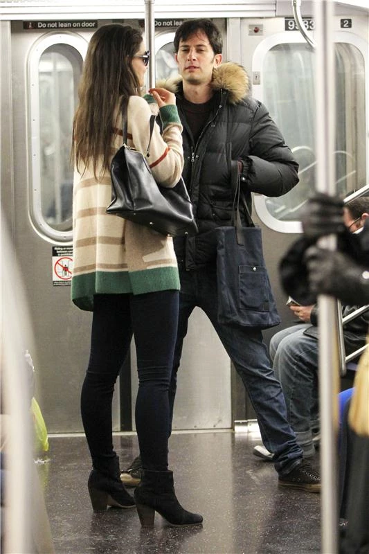 H Katie Holmes κυκλοφορεί με το μετρό! 