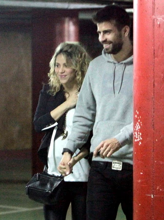 H Shakira με φουσκωμένη κοιλίτσα κάνει βόλτες στην Βαρκελώνη! - εικόνα 2