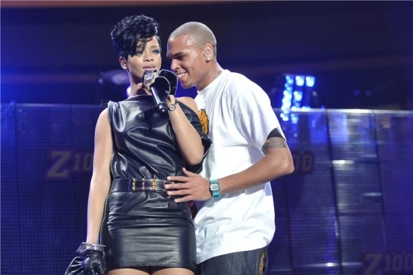 Rihanna: Ο μπαμπάς της θέλει να παντρευτεί τον Chris Brown 