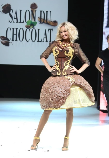 Φωτο: Η Adriana Sklenarikova με φόρεμα από σοκολάτα