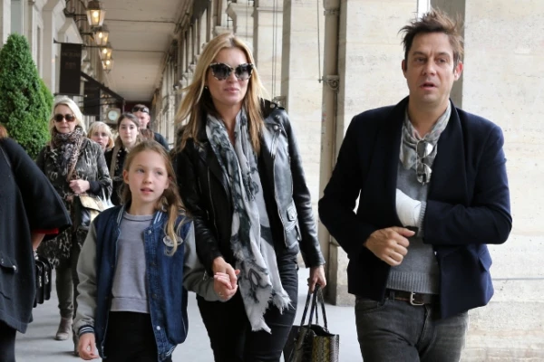 Η Kate Moss με την οικογένειά της στη Γαλλία