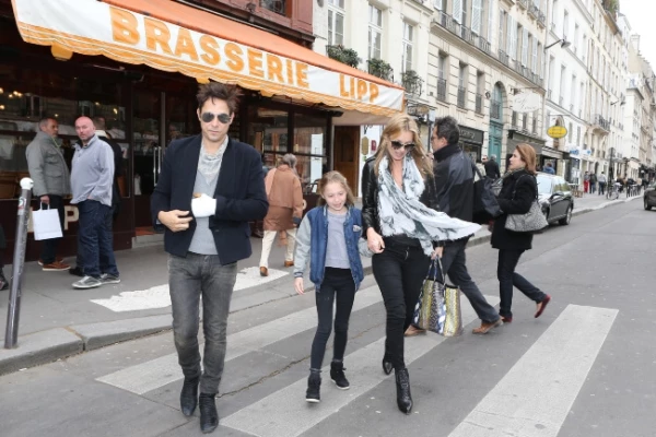Η Kate Moss με την οικογένειά της στη Γαλλία - εικόνα 2