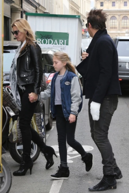 Η Kate Moss με την οικογένειά της στη Γαλλία - εικόνα 3