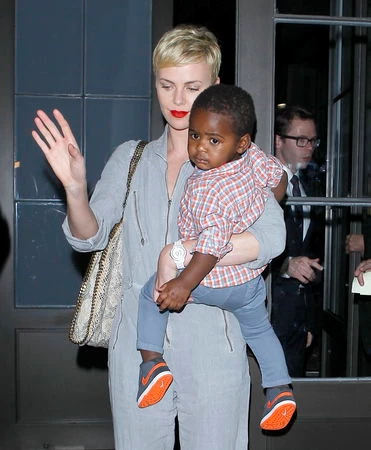 Charlize Theron: Βόλτα με τον γιο της - εικόνα 2