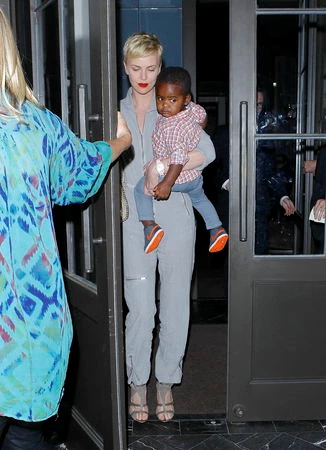 Charlize Theron: Βόλτα με τον γιο της