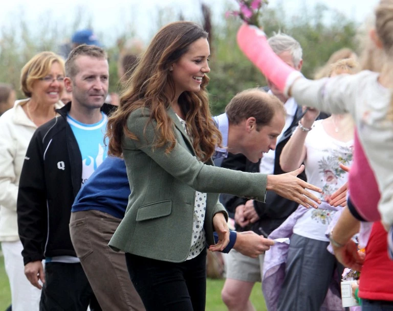 Kate Middleton - Πρίγκιπας Ουίλιαμ: Η πρώτη επίσημη δημόσια έξοδος - εικόνα 8