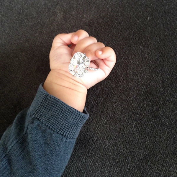Η κόρη της Kim Kardashian και το εντυπωσιακό δαχτυλίδι αρραβώνων της