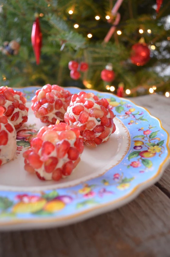 Χριστουγεννιάτικες τρούφες με τυρί και ρόδι - εικόνα 2