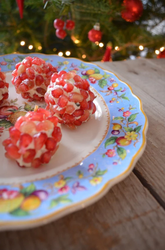 Χριστουγεννιάτικες τρούφες με τυρί και ρόδι