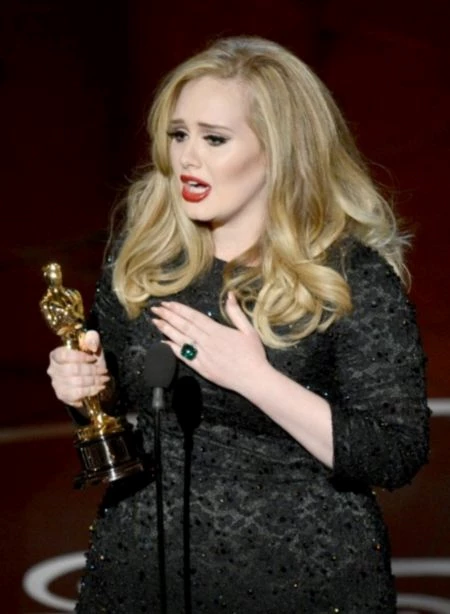 Adele: Η live εμφάνισή της στα Oscars και τι φόρεσε on stage