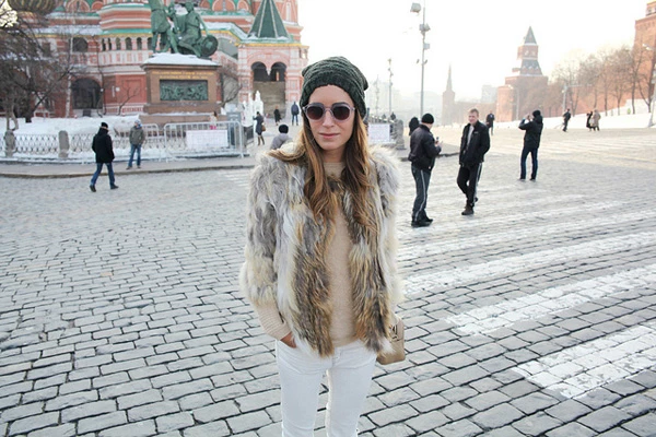 Η Gala Gonzalez με λευκό παντελόνι το Χειμώνα