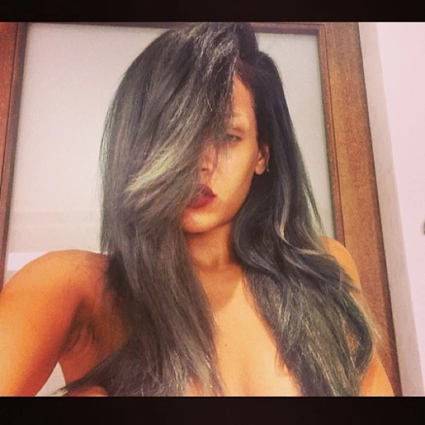 H Rihanna άλλαξε και πάλι χρώμα στα μαλλιά της!  - εικόνα 3