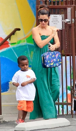 H Sandra Bullock με τον γιο της Louis - εικόνα 2