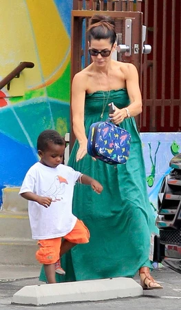 H Sandra Bullock με τον γιο της Louis - εικόνα 3