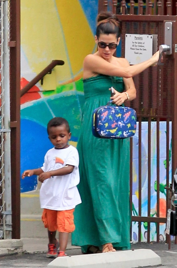 H Sandra Bullock με τον γιο της Louis