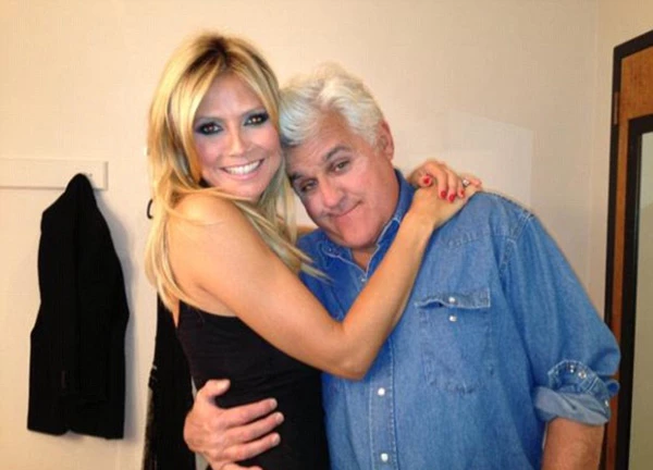 ΒΙΝΤΕΟ: Η Heidi Klum χορεύει πάνω στο τραπέζι
