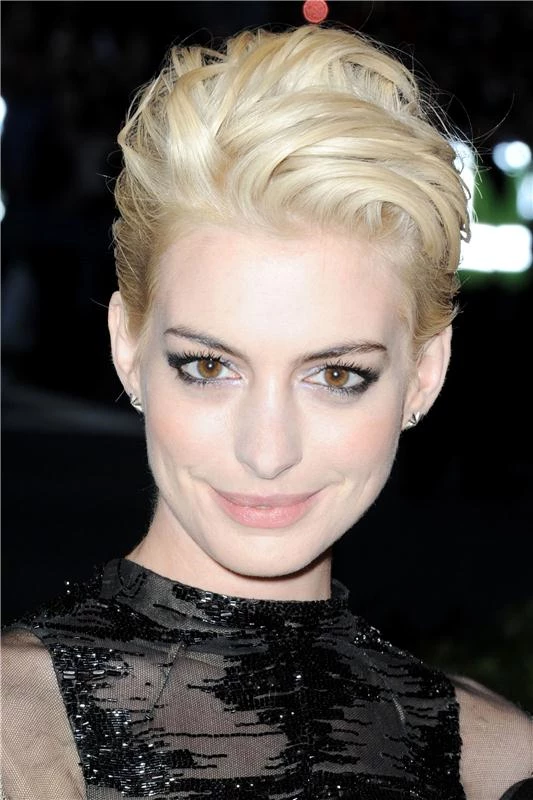 H Anne Hathaway έγινε ξανθιά