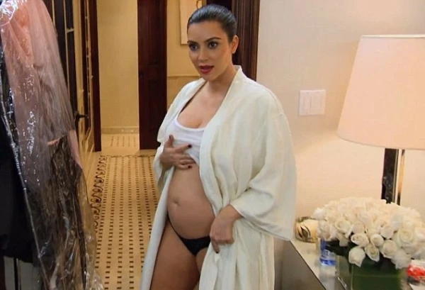Kim Kardashian: Δείχνει την φουσκωμένη κοιλίτσα της...