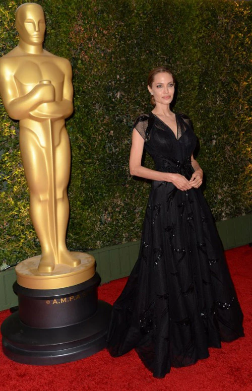 Angelina Jolie: Παρέλαβε ανθρωπιστικό βραβείο για το έργο της - εικόνα 2