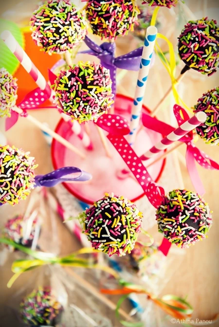 Cake pops | Συνταγή για τα σοκολατένια γλειφιτζούρια