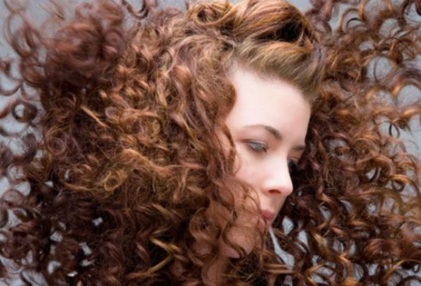 12 tips για να ανανεώσεις τα λεπτά και αδύναμα μαλλιά!