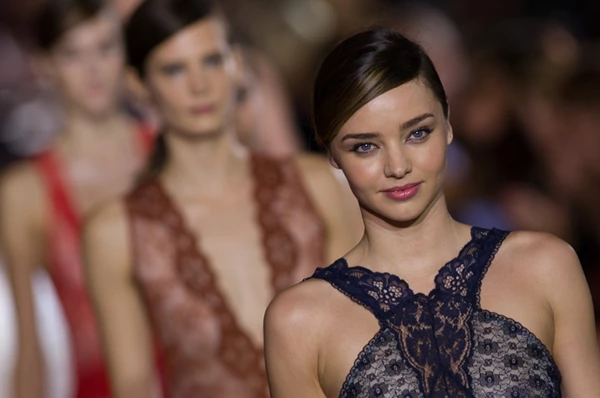 Η Miranda Kerr στο catwalk της Stella McCartney - εικόνα 4