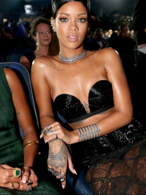 Η Rihanna με κοσμήματα Nikos Koulis