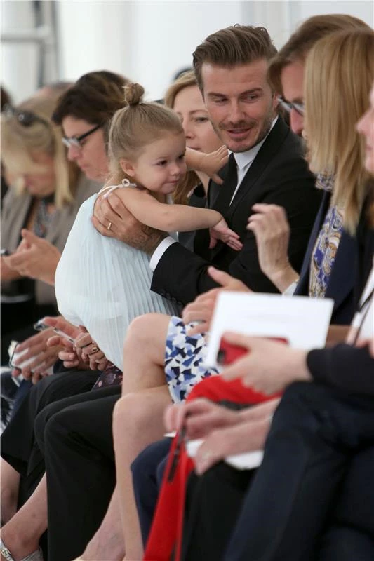 David και Harper Beckham: Στο front row του show της Victoria Beckham - εικόνα 2