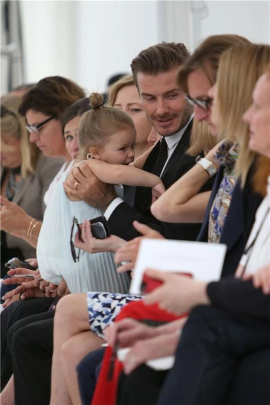 David και Harper Beckham: Στο front row του show της Victoria Beckham - εικόνα 3