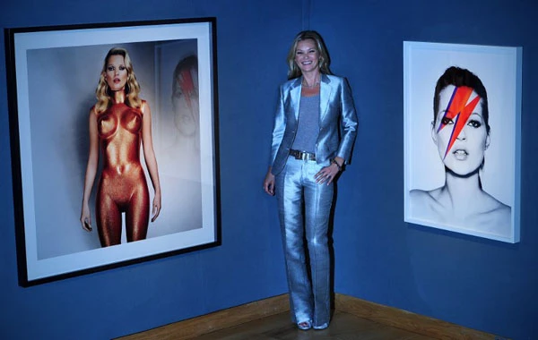 Η Kate Moss με ασημί pantsuit - εικόνα 5