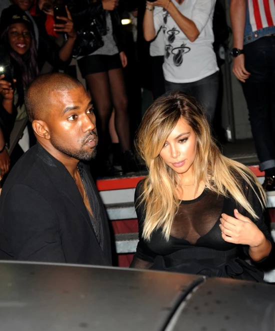 Kim Kardashian - Kanye West: Η πρώτη επίσημη δημόσια εμφάνισή τους στο Παρίσι - εικόνα 2