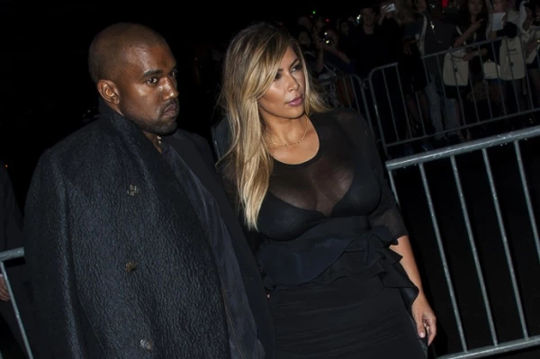 Kim Kardashian - Kanye West: Η πρώτη επίσημη δημόσια εμφάνισή τους στο Παρίσι - εικόνα 8