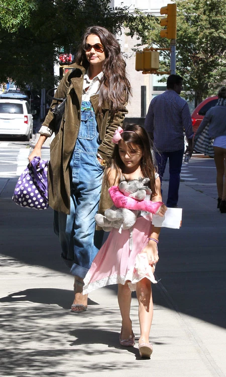 Η Suri Cruise με σπασμένο χέρι