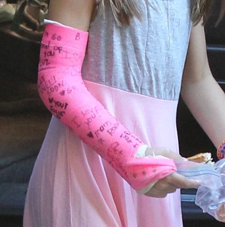 Η Suri Cruise με σπασμένο χέρι - εικόνα 3