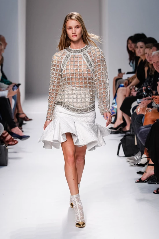 Η Rosie Huntington-Whiteley στην πασαρέλα του οίκου Balmain - εικόνα 2