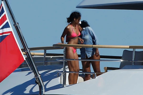 Rihanna: Διακοπές με το σκάφος στη Νότια Γαλλία