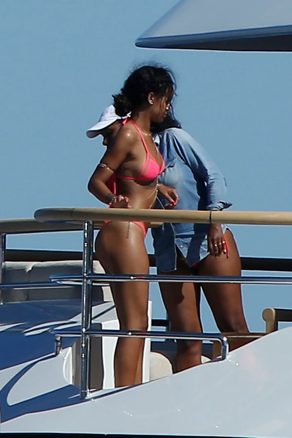 Rihanna: Διακοπές με το σκάφος στη Νότια Γαλλία - εικόνα 2