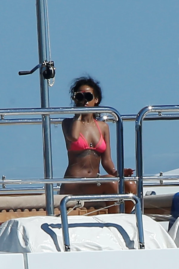 Rihanna: Διακοπές με το σκάφος στη Νότια Γαλλία - εικόνα 4