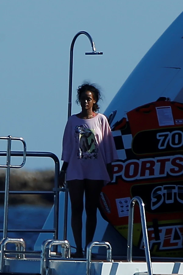 Rihanna: Διακοπές με το σκάφος στη Νότια Γαλλία - εικόνα 5