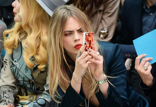 Selfies στο front row για τις Cara Delevingne και Kate Moss - εικόνα 3