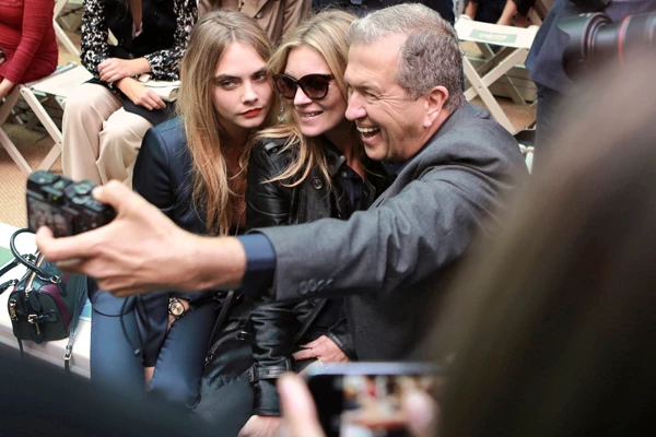 Selfies στο front row για τις Cara Delevingne και Kate Moss - εικόνα 2