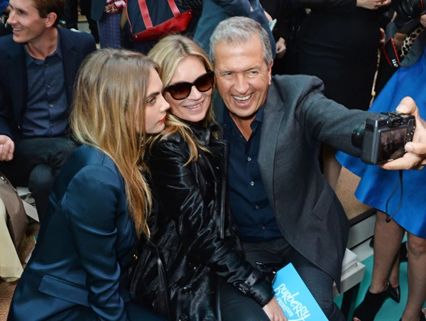 Selfies στο front row για τις Cara Delevingne και Kate Moss - εικόνα 5